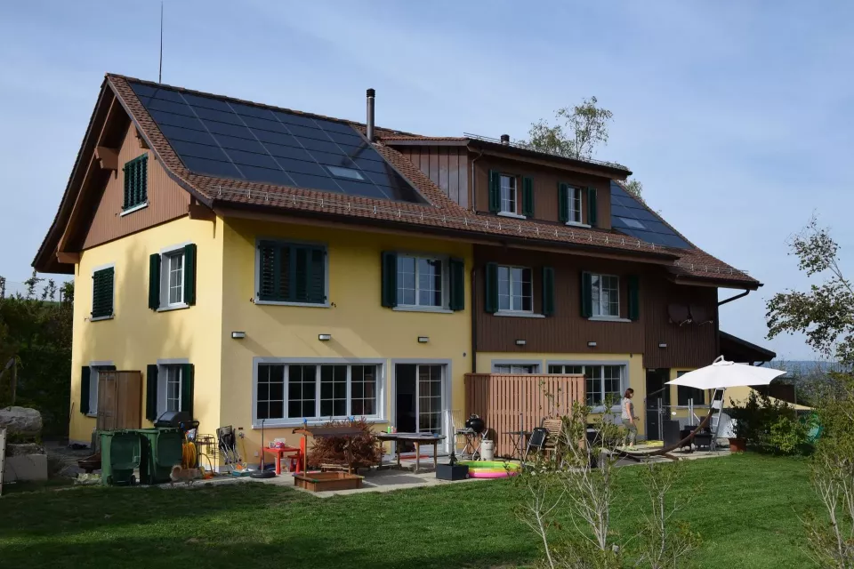 Steildach Sanierung Reparaturen und Solaranlagen